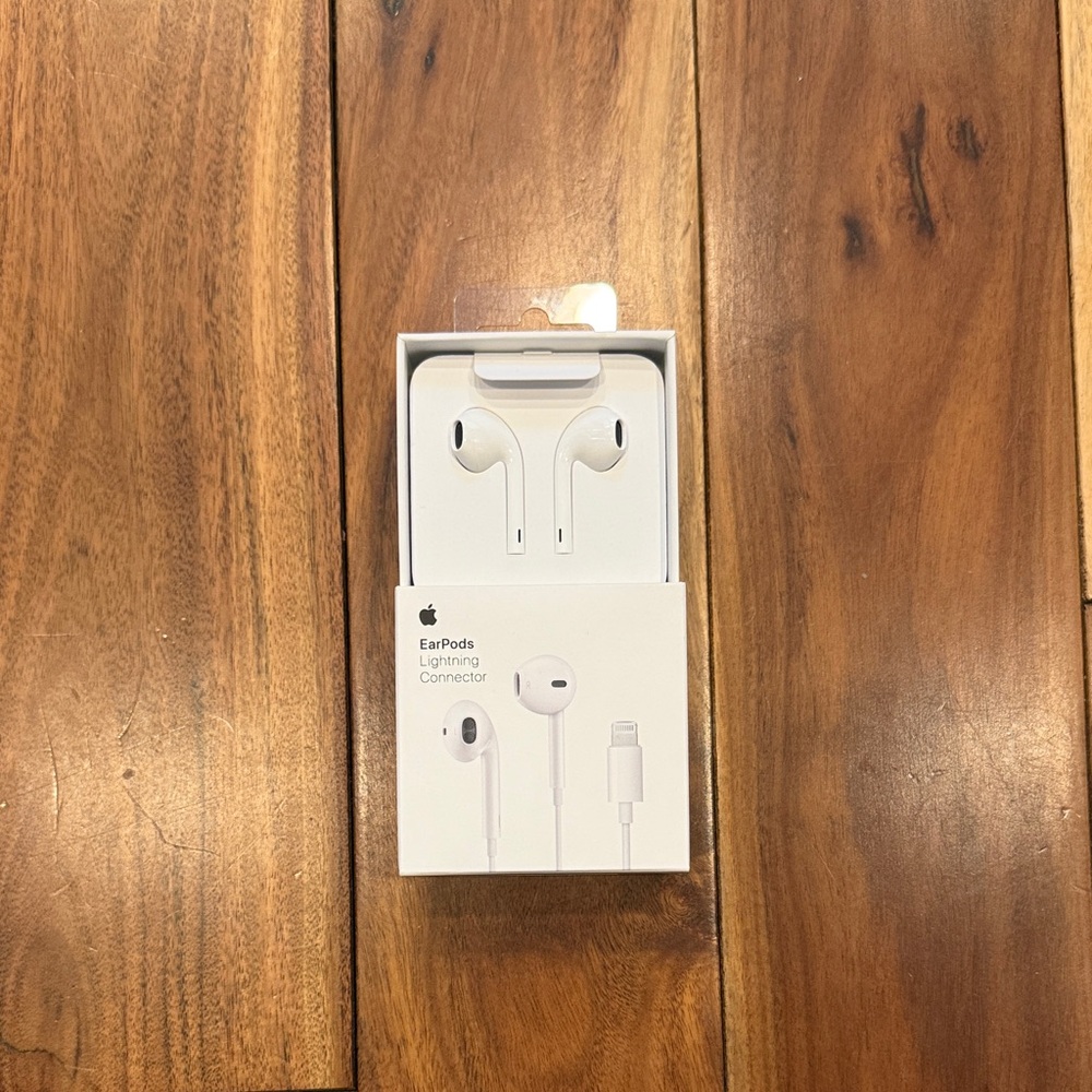 Apple EarPods NEW with Lightning Connector - Classic White